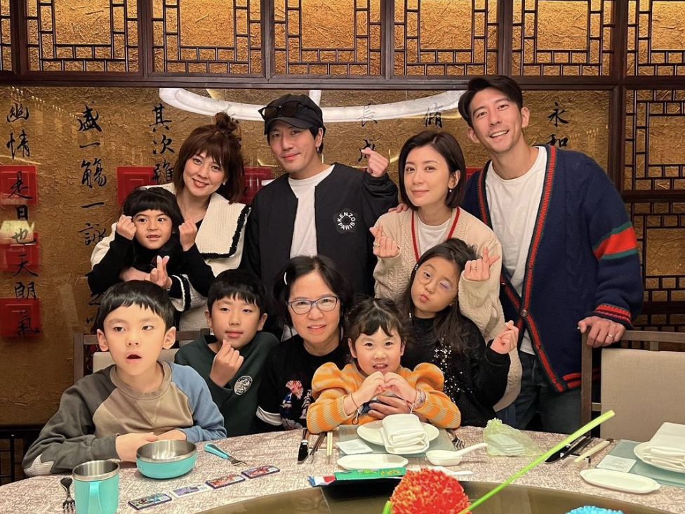 贾静雯|贾静雯不受徐怀钰影响,携咘咘波妞过母亲节,70岁妈妈和亲弟弟齐出镜