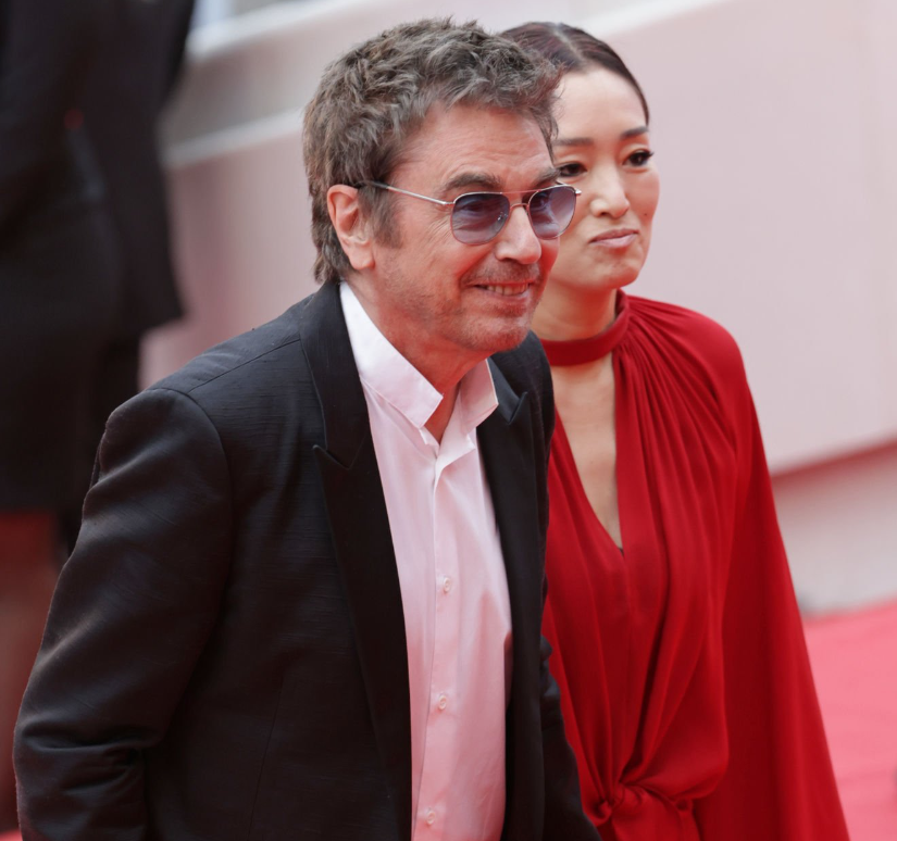 巩俐|屈膝拍照、退半步紧跟,强势如巩俐在法国丈夫面前竟如此卑微