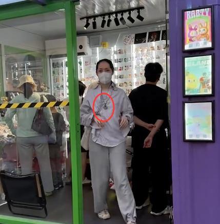郭碧婷|郭碧婷身材发福逛玩具店，戴玉石项链名表很贵气，素颜拒绝拍照