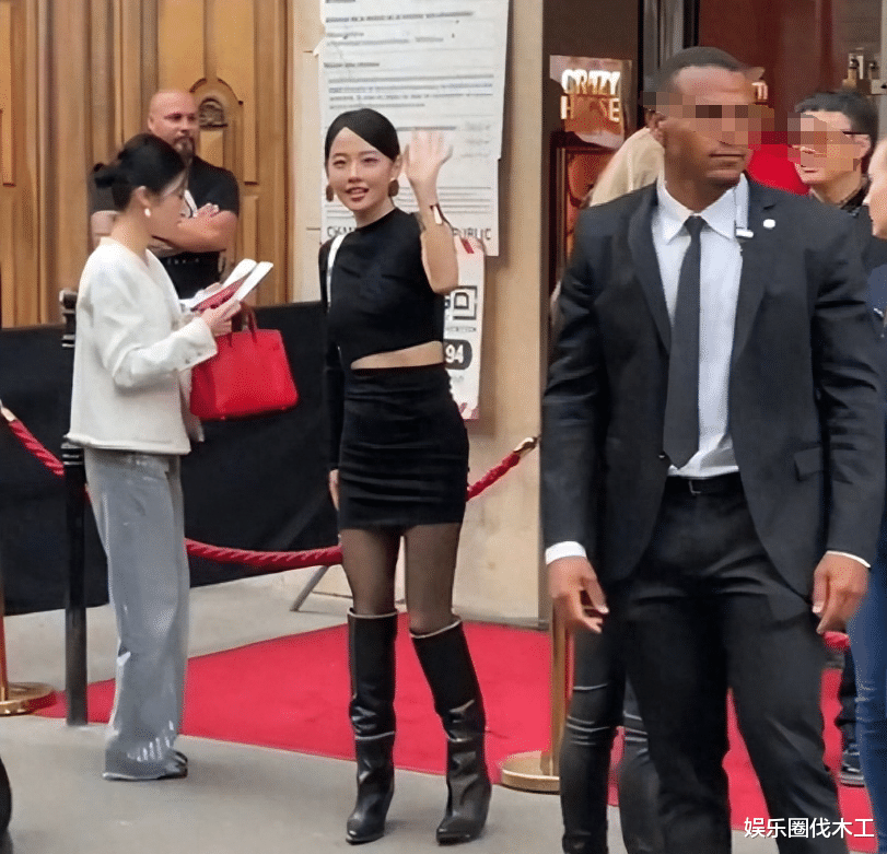 Lisa大秀疯马舞台照，珠串裙丁字裤，坦言没演够：缺人了再叫我