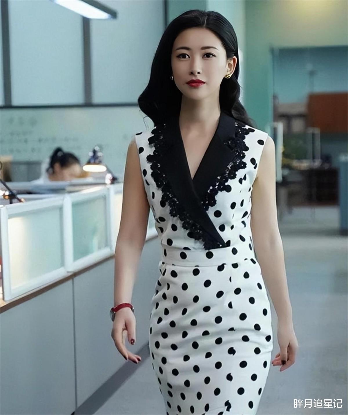 朱珠|“顶级名媛”朱珠，名门出身、甩法拉利总裁，如今事业爱情双丰收