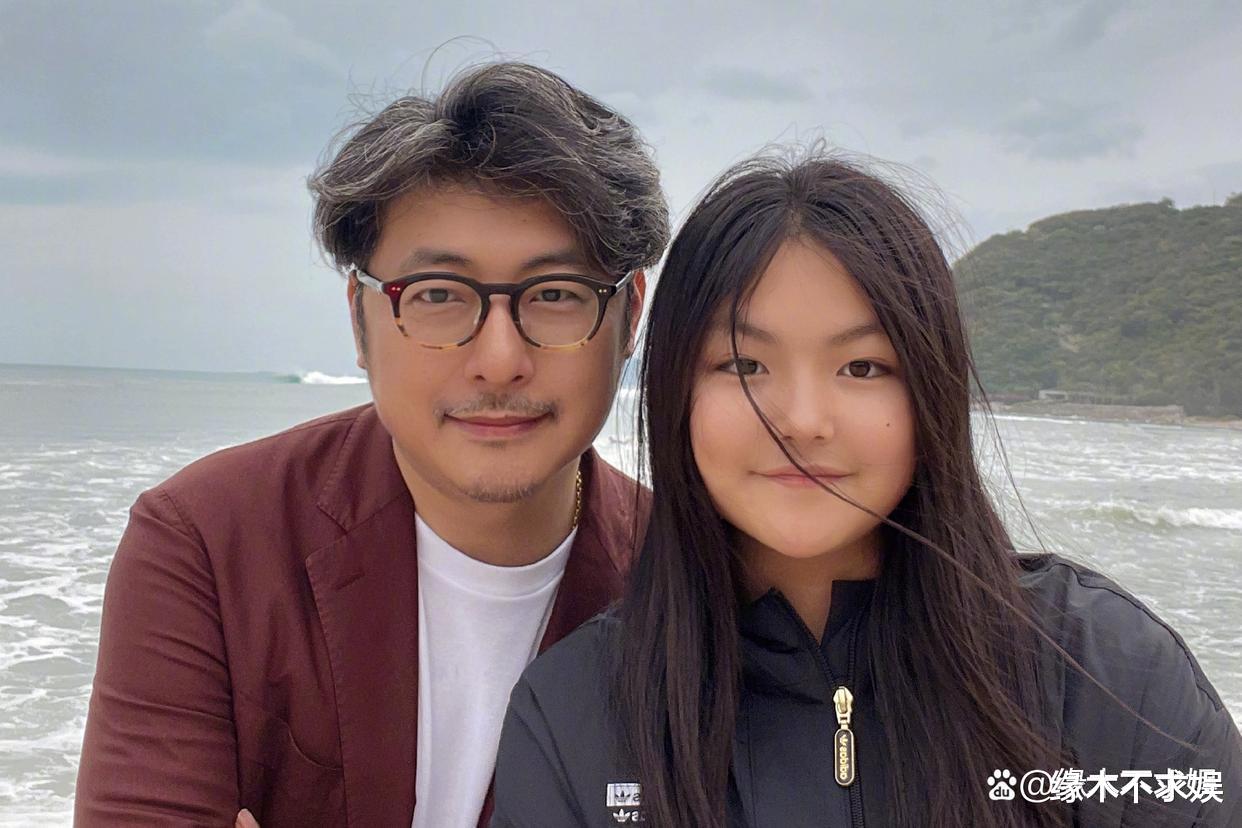 50岁王岳伦新恋情曝光,当街摸女方大腿,女子又高又瘦神似白鹿!