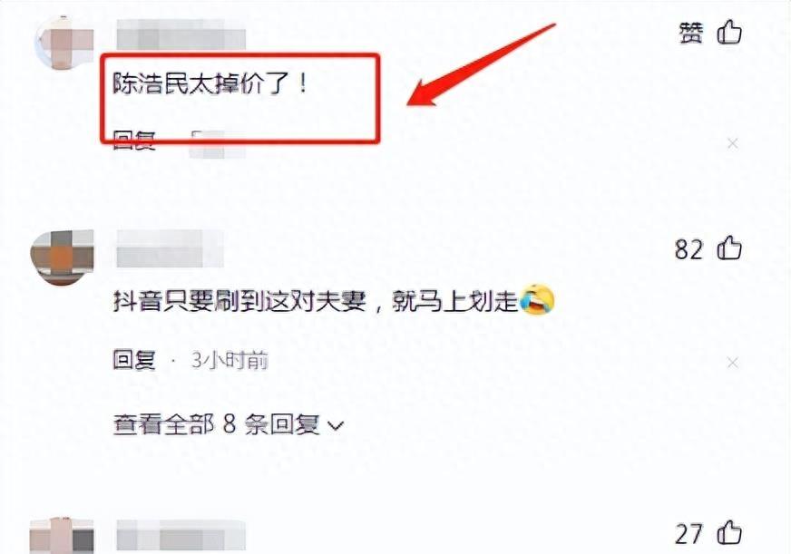 太掉价!53岁陈浩民参加网红女儿百日宴,低头哈腰充当背景板