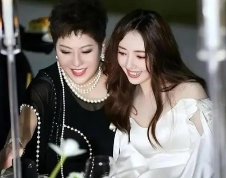 向佐带娃在客厅玩耍，调侃带娃更有性价比，豪宅客厅凌乱很真实