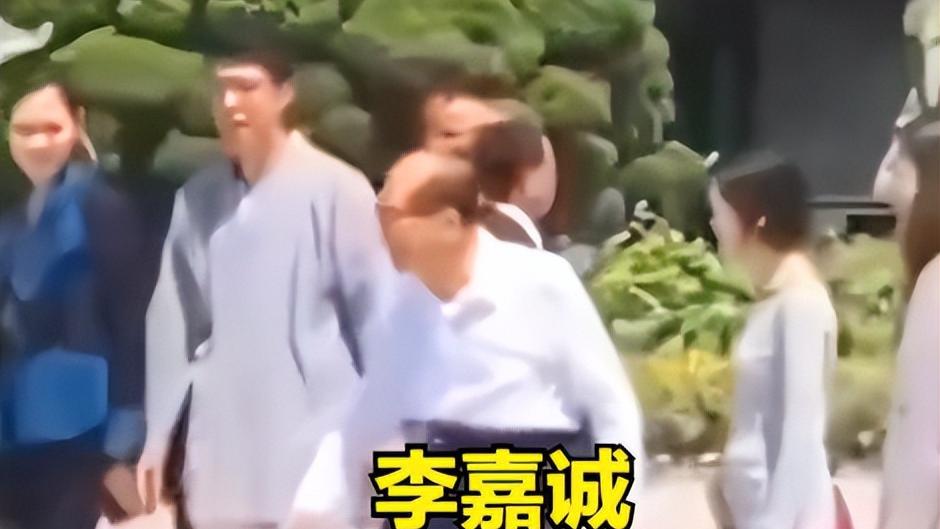 94岁李嘉诚顶高温现身寺庙，全程无人搀扶亲上香，疑为梁洛施祈福