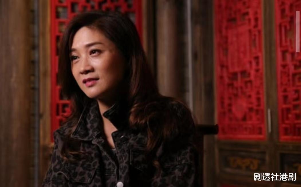 场面尴尬!56岁前亚姐现身农村商演贺寿,表面大阵仗但实际无人识