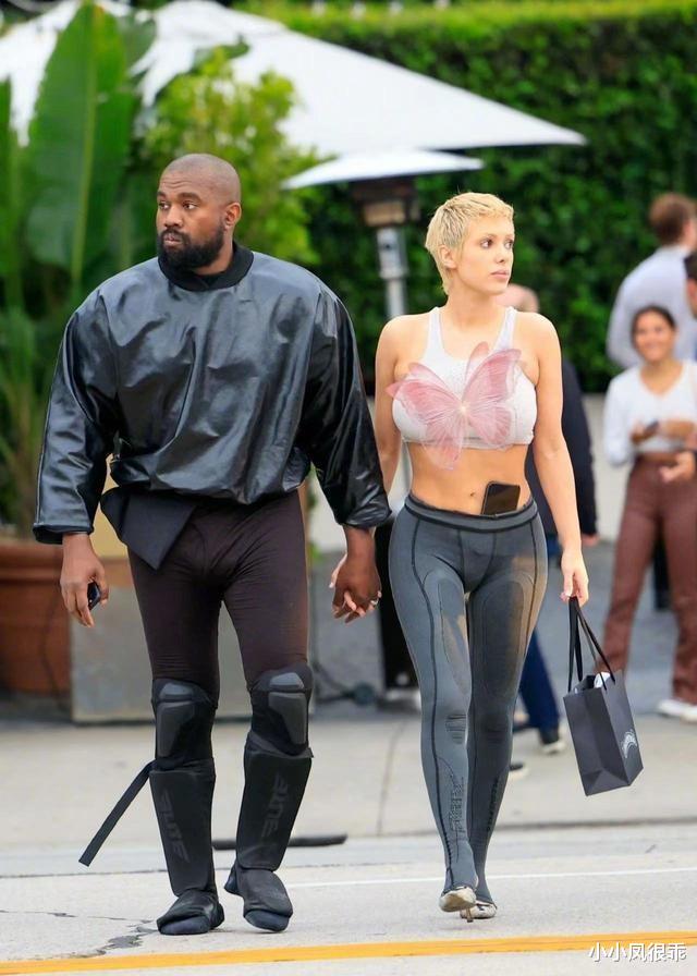 坎爷小18岁娇妻比卡戴珊放得开,和坎爷街头热吻,身上就挂一块布