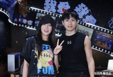 35岁赵丽颖和张杰合影，一身穿搭过万却满是线头，发丝粗糙枯黄