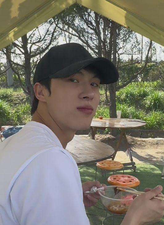 韩安冉|韩安冉带女儿外出烧烤，4岁小猪妹模样大变，蹲地上逗狗显邋遢