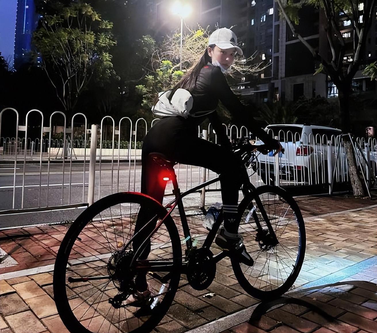 张馨予|张馨予晒时尚穿搭又瘦了,被打趣长腿细得像P的