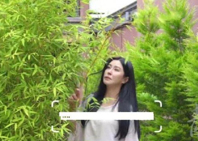 王祖贤现身南京街头，56岁身材高挑头发浓密，一身穿搭将近3万