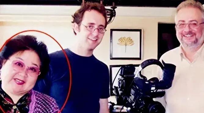 她带领30名演员留美 永不回国 对丈夫说 在美国刷盘子都比国内赚得多