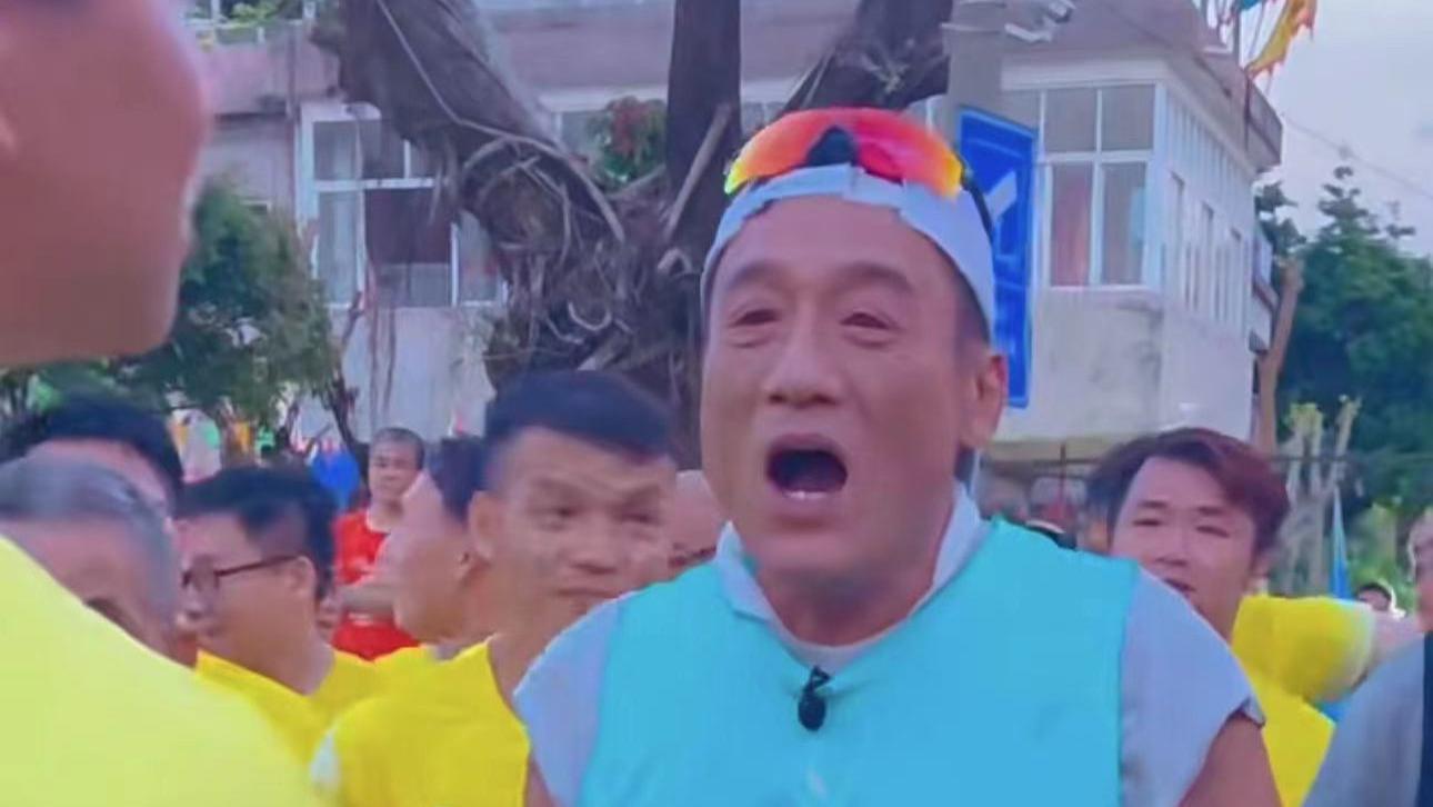 梁家辉|65岁梁家辉现身内地农村！卖力赛龙舟被搀扶，张嘴大口喘气显疲态