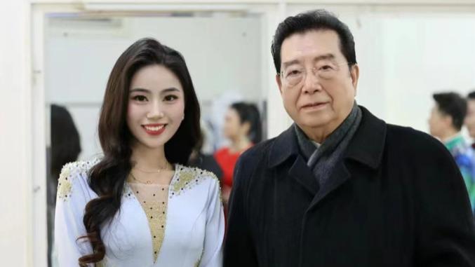 |85岁李双江参加春晚，合影满头黑发太年轻，李天一近况疑曝光！