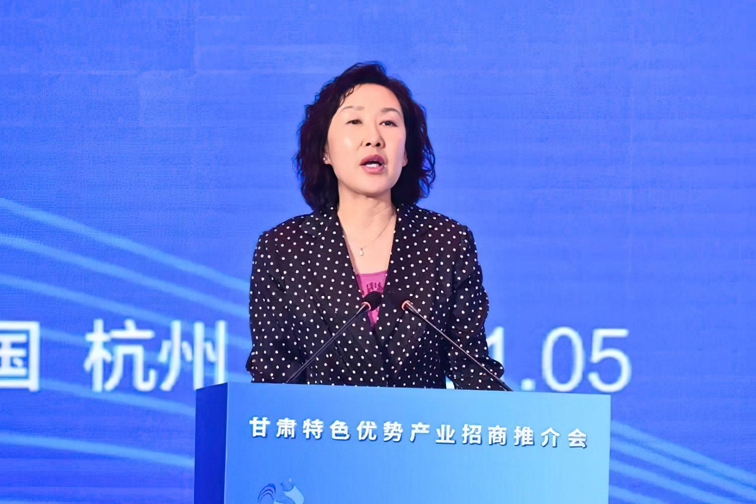 周冬雨|?又一“母老虎”落马!想办事先送小鲜肉来,伺候好了才能签字!