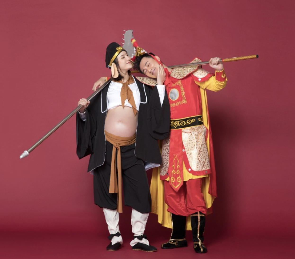 林峰|张馨月晒全家福,与林峯带女儿打高尔夫,Luna从小被当名媛培养