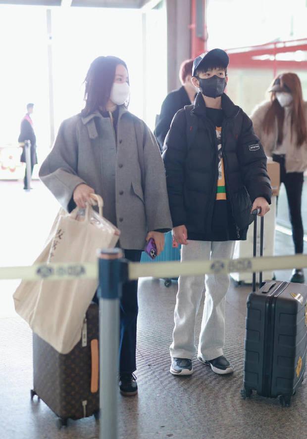 董洁|董洁与潘粤明和解后带儿子现身机场 顶顶笑眼弯弯帅气俊秀