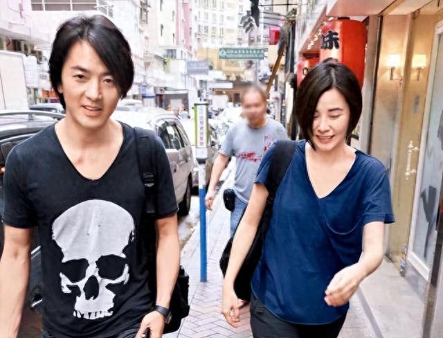 郑伊健夫妇现日本街头,他穿一身黑老态尽显,蒙嘉慧扎马尾超清纯