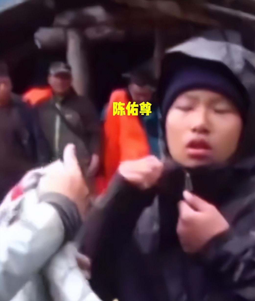 周迅|周迅陈坤领证风波后续！陈坤当儿子的面亲吻周迅，更多细节被扒出