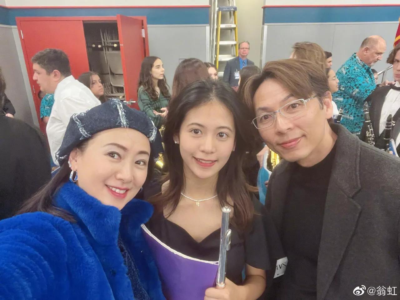 翁虹|翁虹晒一家三口合照,15岁女儿打扮成熟引热议