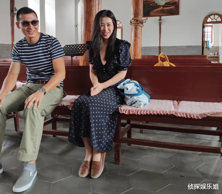 朱珠与老公带女儿夜骑,王珠宝戴粉色头盔坐爸爸单车,表情萌翻