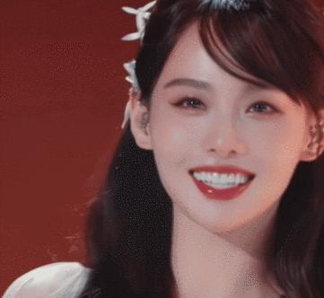 张嘉倪|张嘉倪出席活动,屁股“太翘”引热议,网友:好明显的假屁股