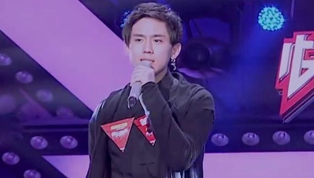 姜涛|香港顶流姜涛生日有排场,千名粉丝围堵铜锣湾,百名保安维持秩序