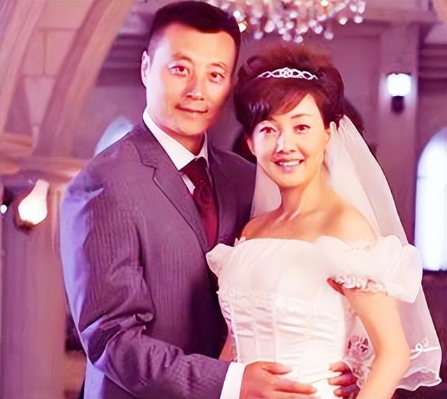 |从春晚常客到下嫁普通人，最终因“整容”自毁前途，牛莉后悔吗？