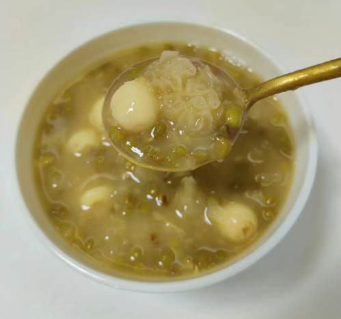 三伏天出汗多，暑热难耐？常给家人喝这汤，消暑解热，别不懂吃