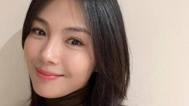 刘涛|刘涛新年想染发换造型，遭发型师善意婉拒，晒长发自拍又美又少女