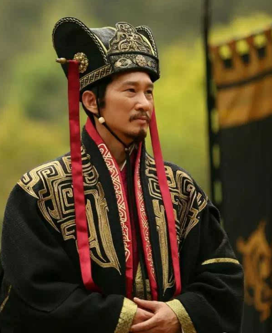 西装 这才是56岁王劲松老去的秘诀：坚决不穿老年装，妆发得体不油腻