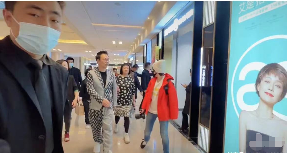 李宇春|港星黎耀祥现身上海捞金,走路排场大保镖筑人墙,无粉丝场面尴尬