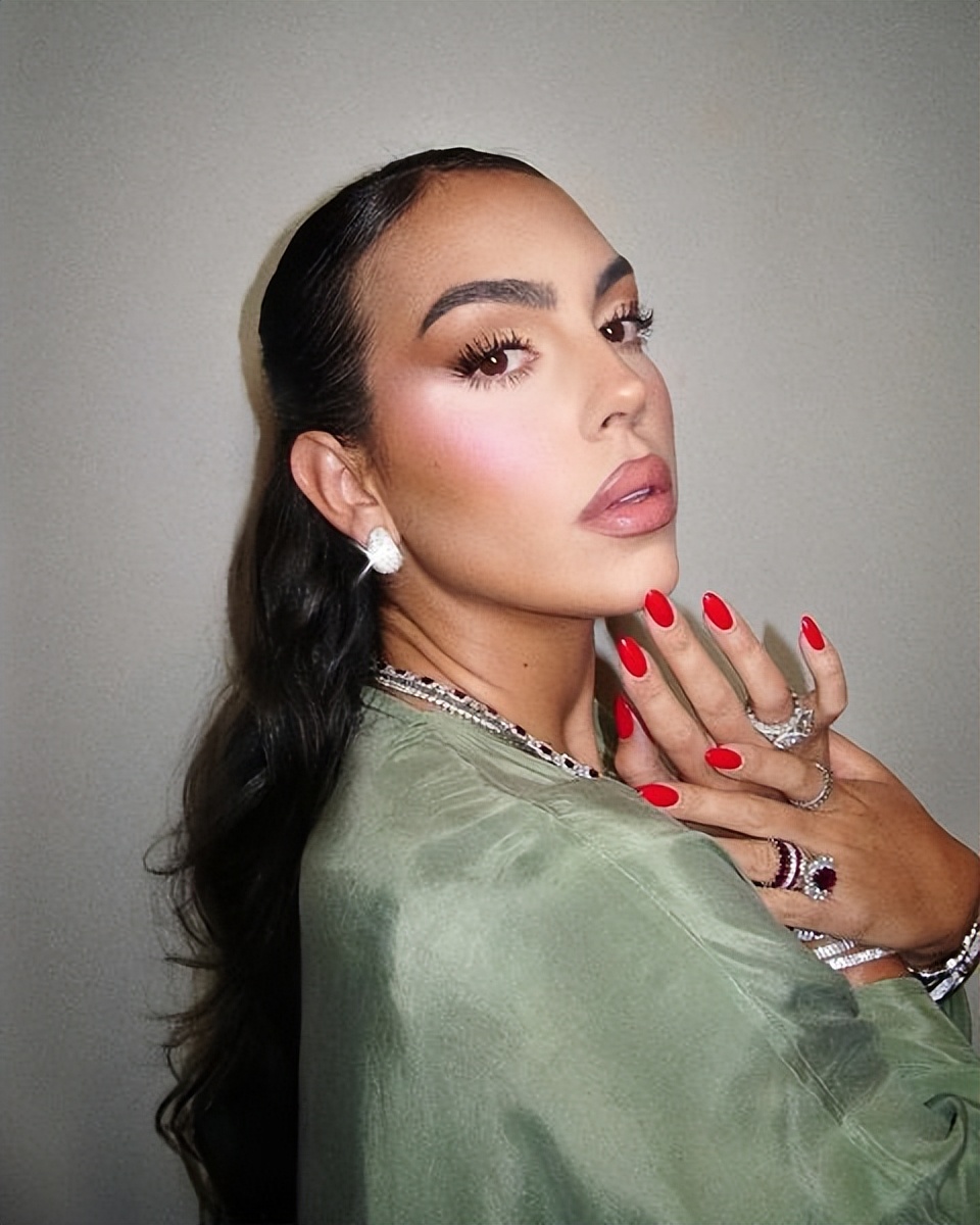 乔治娜|C罗未婚妻自曝曾流产3次!疯狂炫爱马仕大钻戒,丰腴身材越发性感