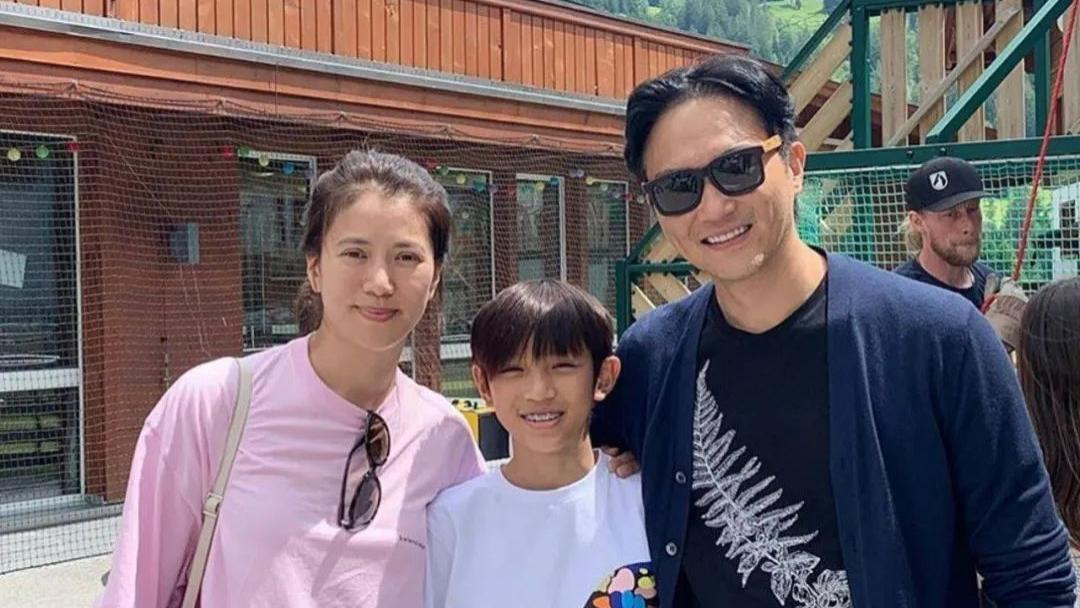 涉13亿诈骗案，儿子辱华，把秀恩爱当生意，这大咖港星终于翻车