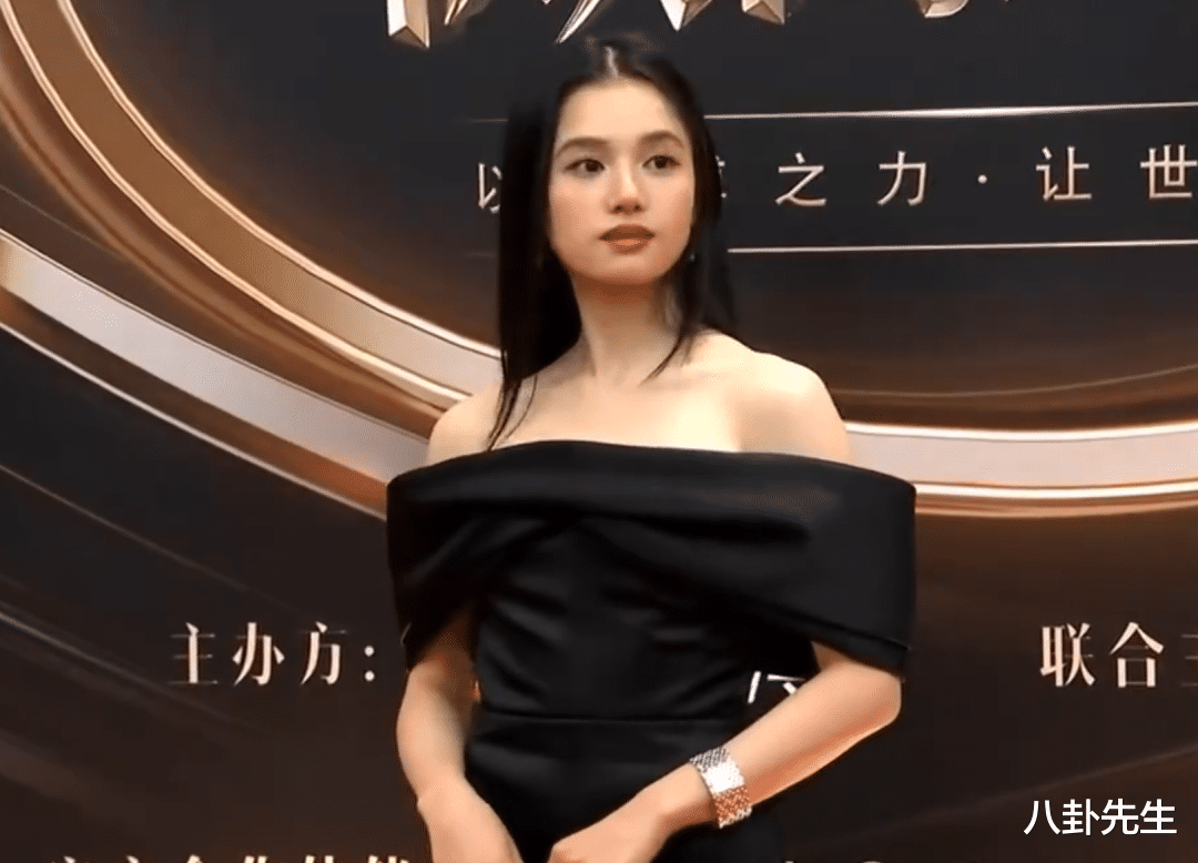 微博之夜|微博之夜丑造型真不少:刘亦菲关晓彤露肩裙显胖,谷爱凌袖套抢镜