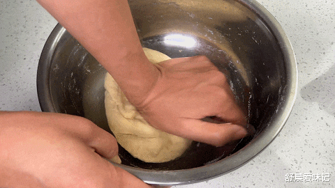 美食教程|西红柿疙瘩汤这样做,劲道爽滑,爽口开胃解腻,待客倍有面子呢