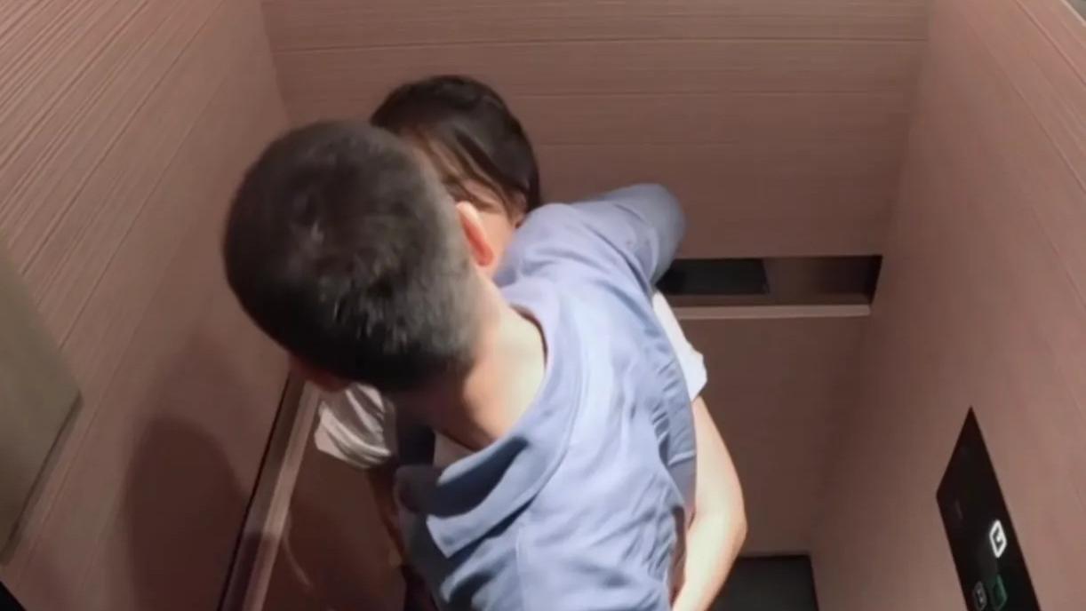 知名主持朱丹电梯被拥吻到窒息，画面偷拍被曝，本人：被你们看见了