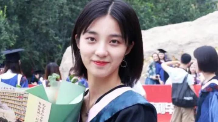 《祈今朝》带火一位绝色女配，没想到在现代剧中颜值更是封神