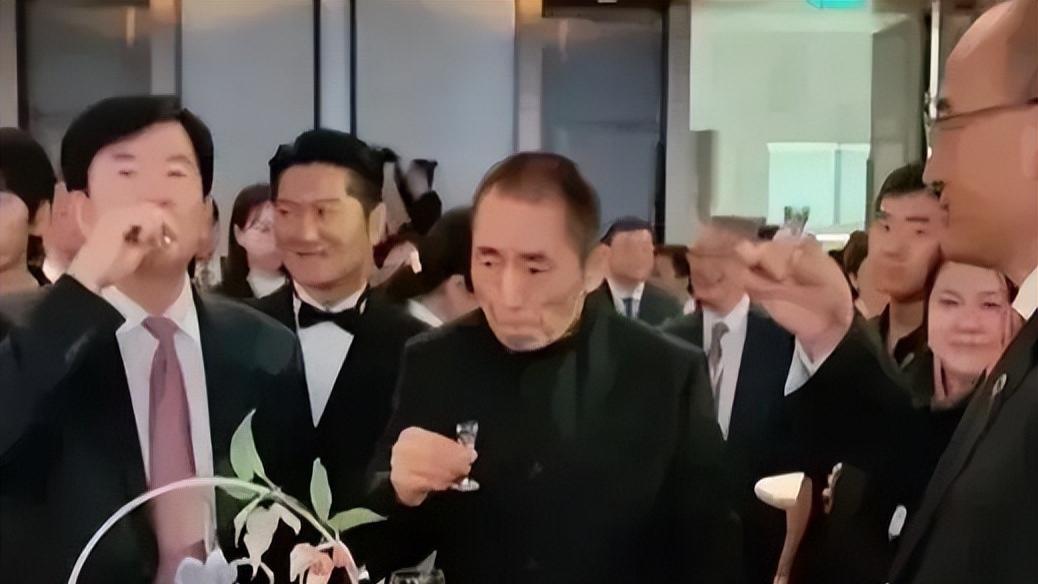 张艺谋现身金熊猫奖后台，弯腰给大佬敬酒显谄媚，被挤边缘不敢怒