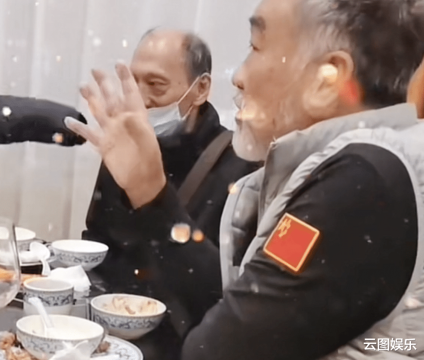 袁祥仁|知名港星坐轮椅现身,没人照顾只能找工作人员帮,66岁仍拼命工作