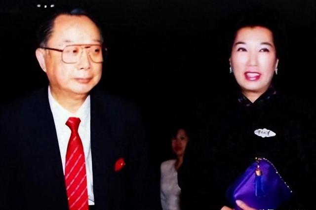 离婚后亿万富翁爷孙恋，欺辱王祖贤的豪门家族戏比港剧更劲爆！