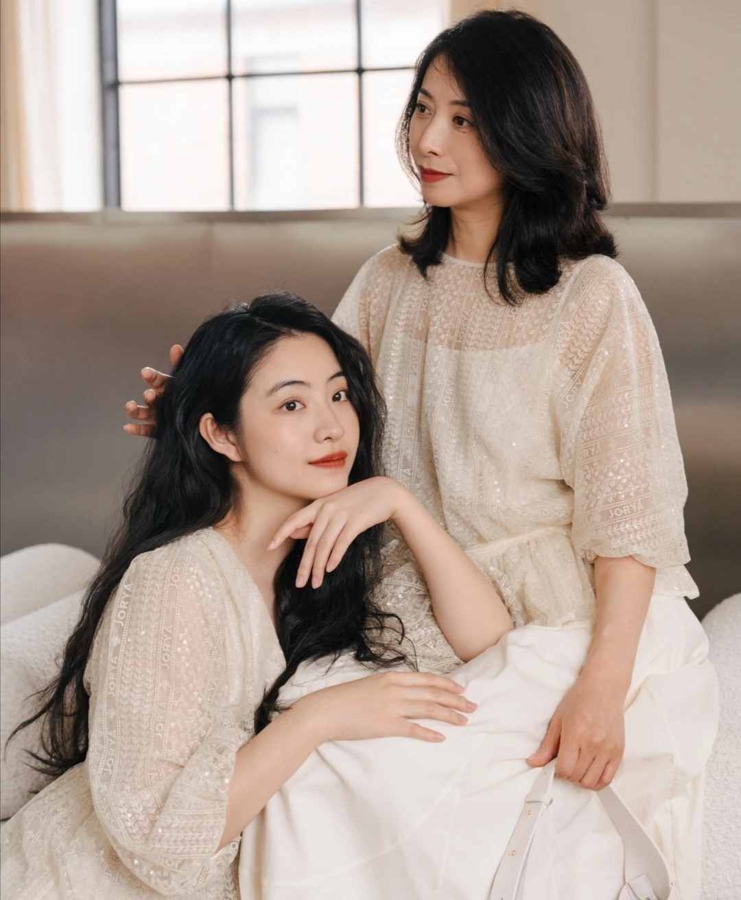 发型 女人到了五十岁选发型要慎重，头发染黑、剪成锁骨发，优雅又年轻