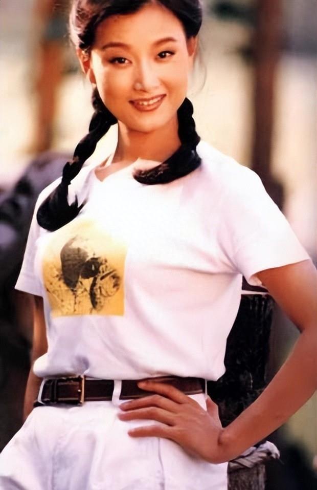 连续24年登上春晚,成龙不敢“触碰”的女人,宋祖英到底什么背景