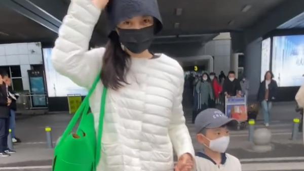 秋瓷炫|秋瓷炫携子现身机场，任网友曝光儿子正脸，大海眼睛黑亮神似妈妈