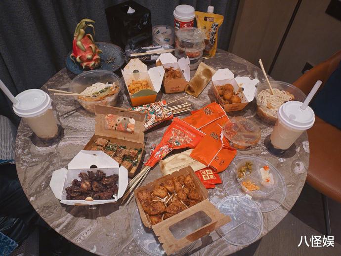 张馨予晒与迪丽热巴闺蜜情，吃宵夜聊到天亮，贴脸合照美如双胞胎