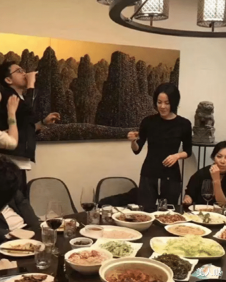 牛仔裤 王菲刘嘉玲豪宅聚会照流出，仅5岁之差却一个灵动少女，一个犀利大妈