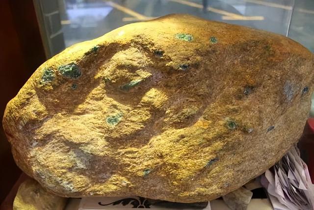 翡翠|原石翡翠值钱吗(4千万买的翡翠原石,一刀切开涨了几十亿)