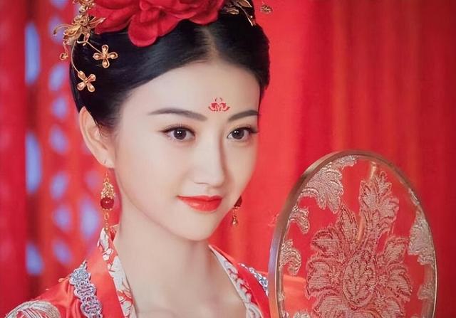 同样是唐妆,把谭松韵杨紫和殷桃放一起看,女星审美差距就出来了