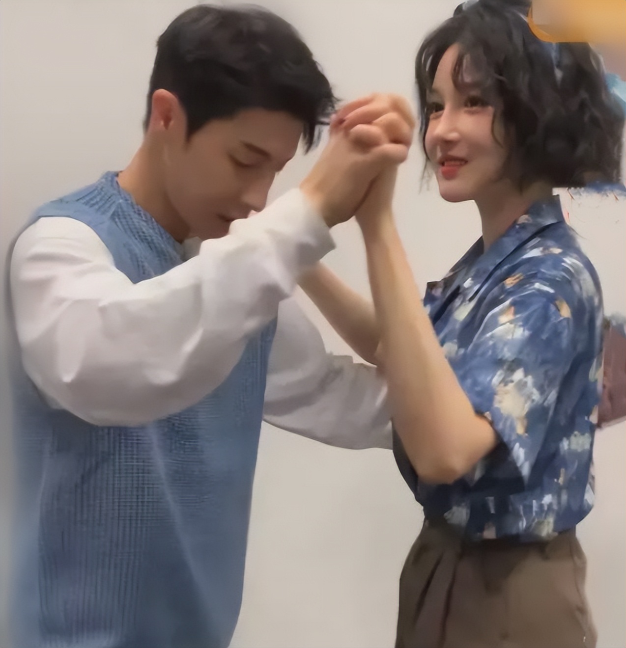 当“硅胶脸”混进央视职场剧,撞上天然脸演员,简直是降维打击