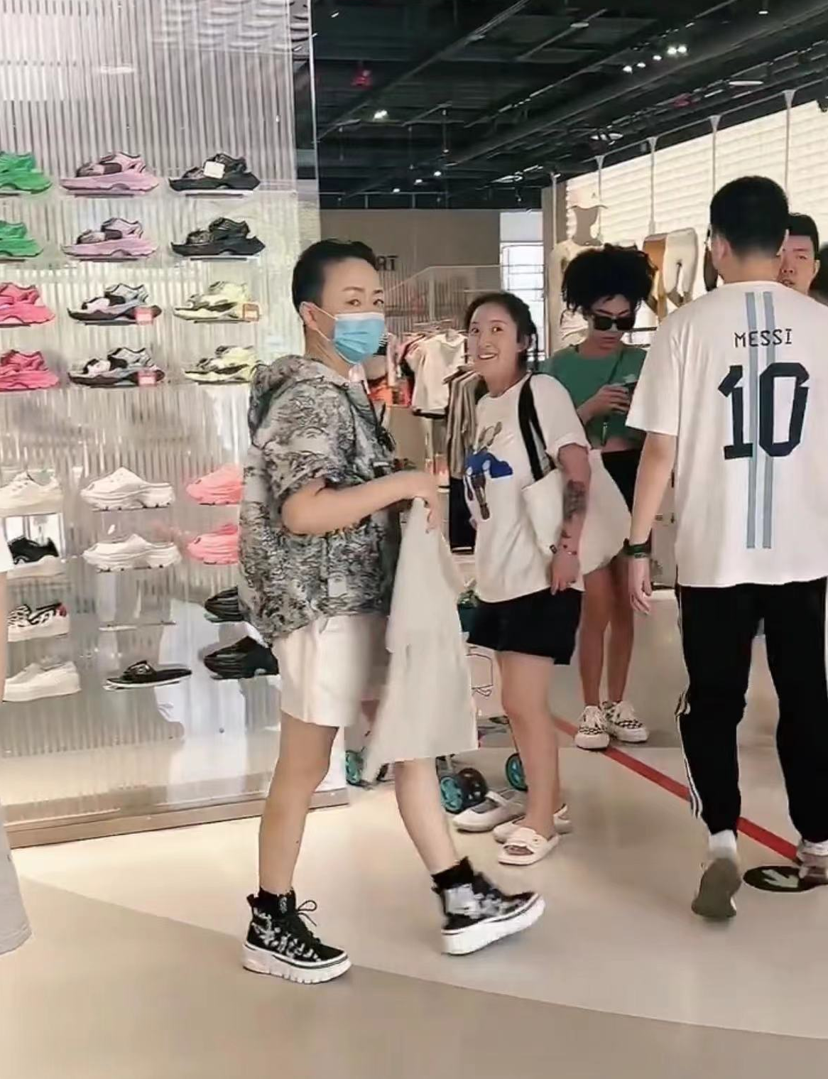 范志毅|宋丹丹穿4万外套逛三里屯,获店员拥簇排场大,穿短裤腿细如竹竿